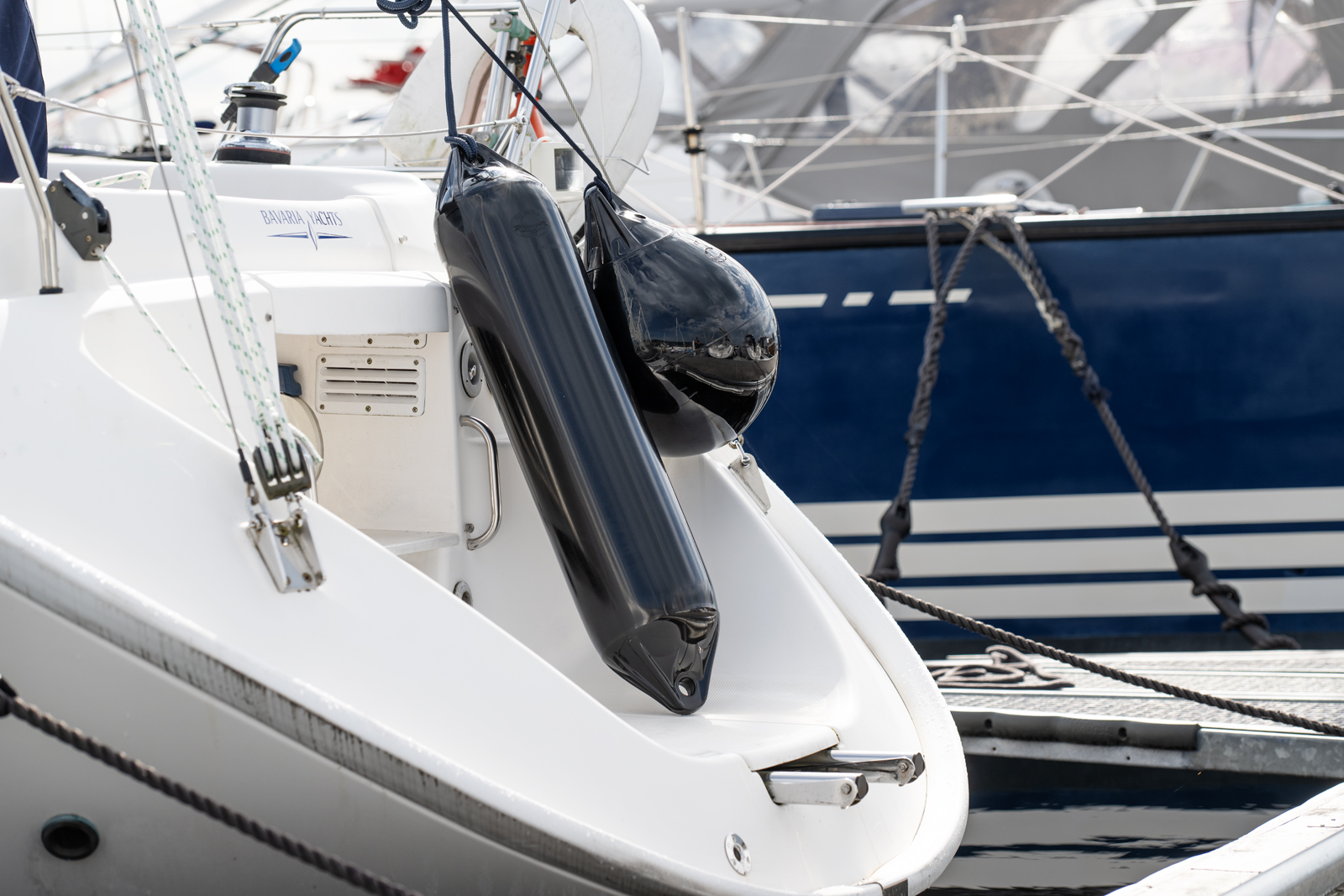 Round boat fender with cylindrical fender luxury yacht